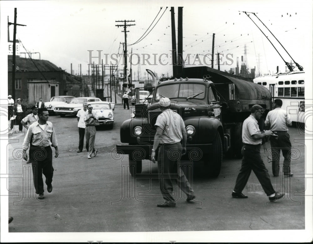 1960 Press Photo Cleveland Oil Company-strike - Historic Images