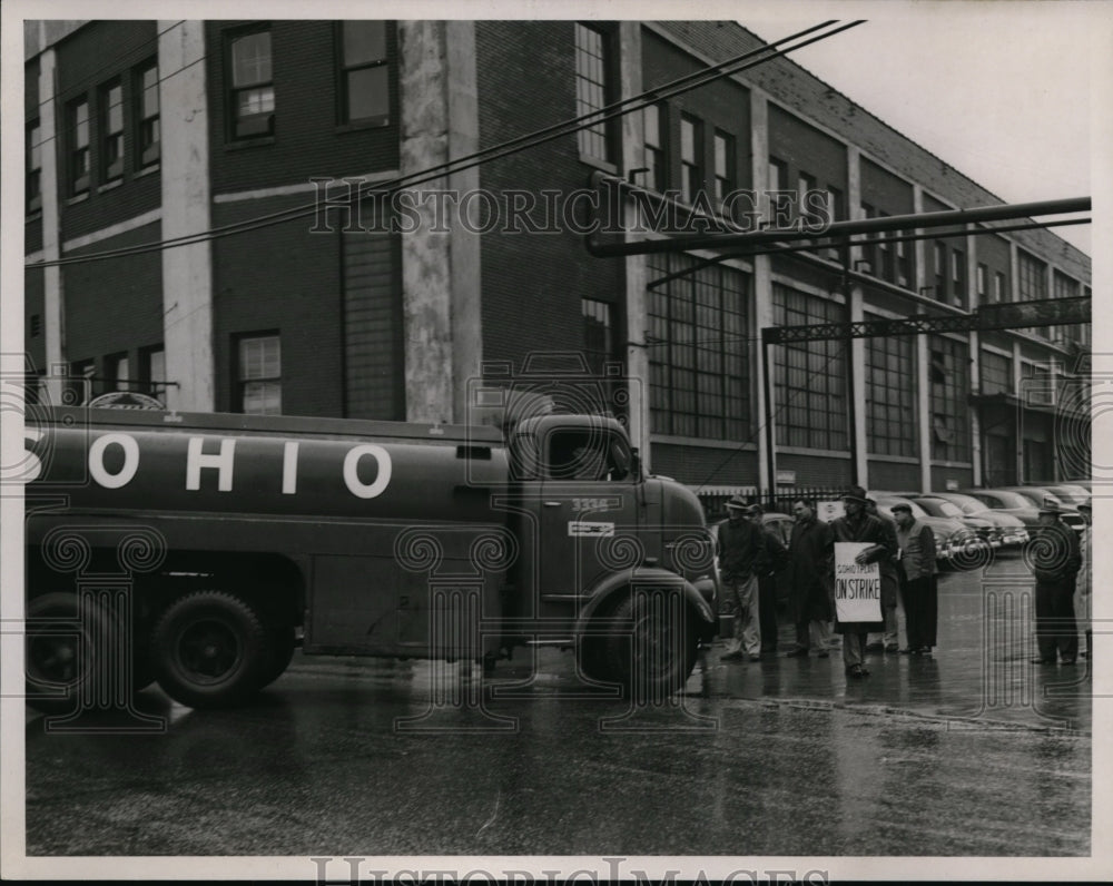 1952, Standard Oil strike - cvb13208 - Historic Images