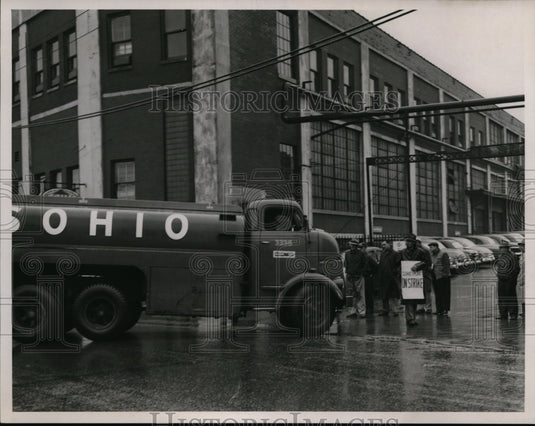 1952, Standard Oil strike - cvb13208 - Historic Images