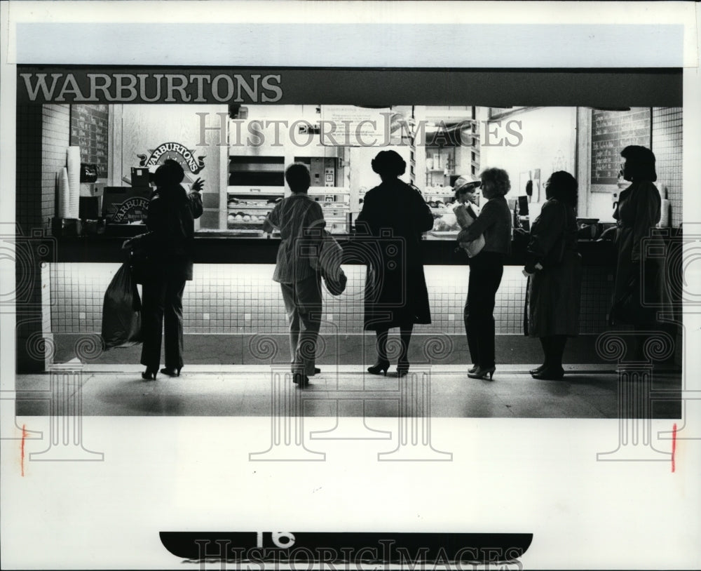 1985 Press Photo Letting a quick Bakeries Breakfast at Warburtns - cvb13219 - Historic Images