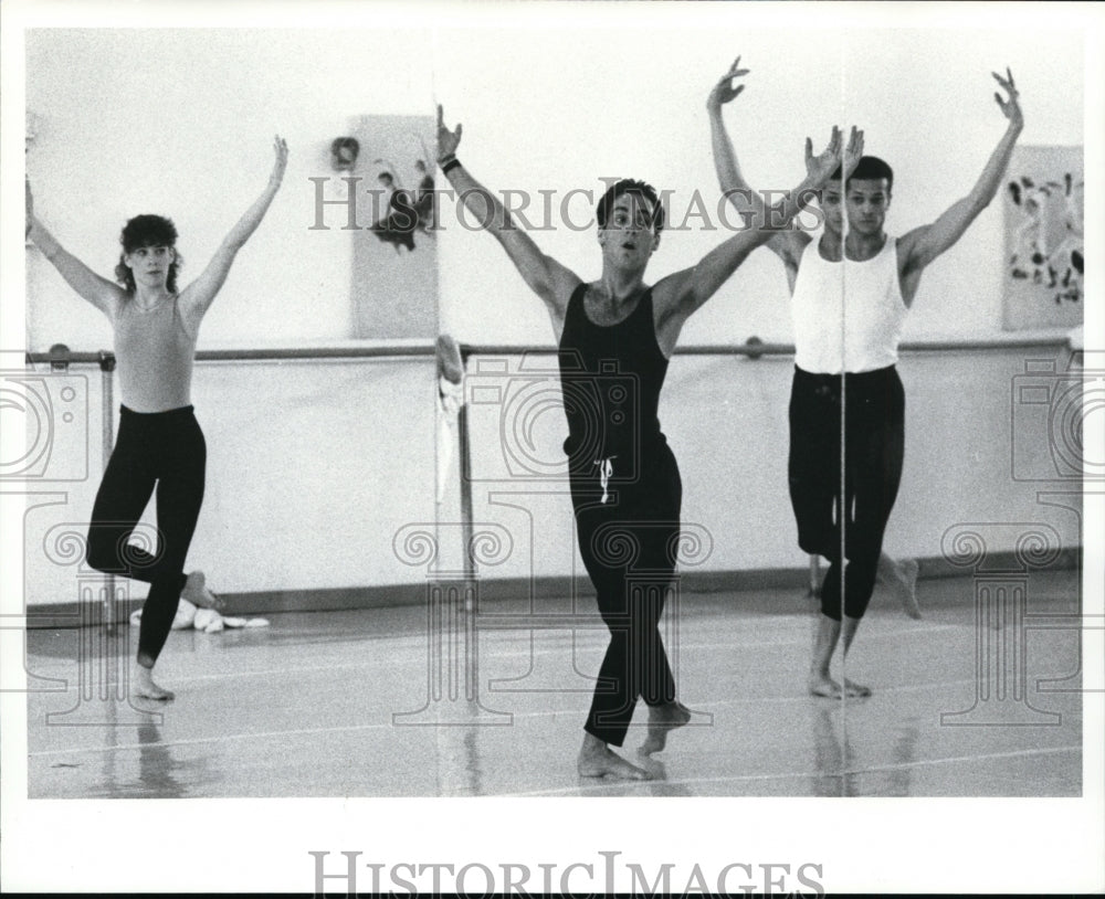 1989 Press Photo Artistic Director Bill Wade, rehearses with the Foothpath dance - Historic Images