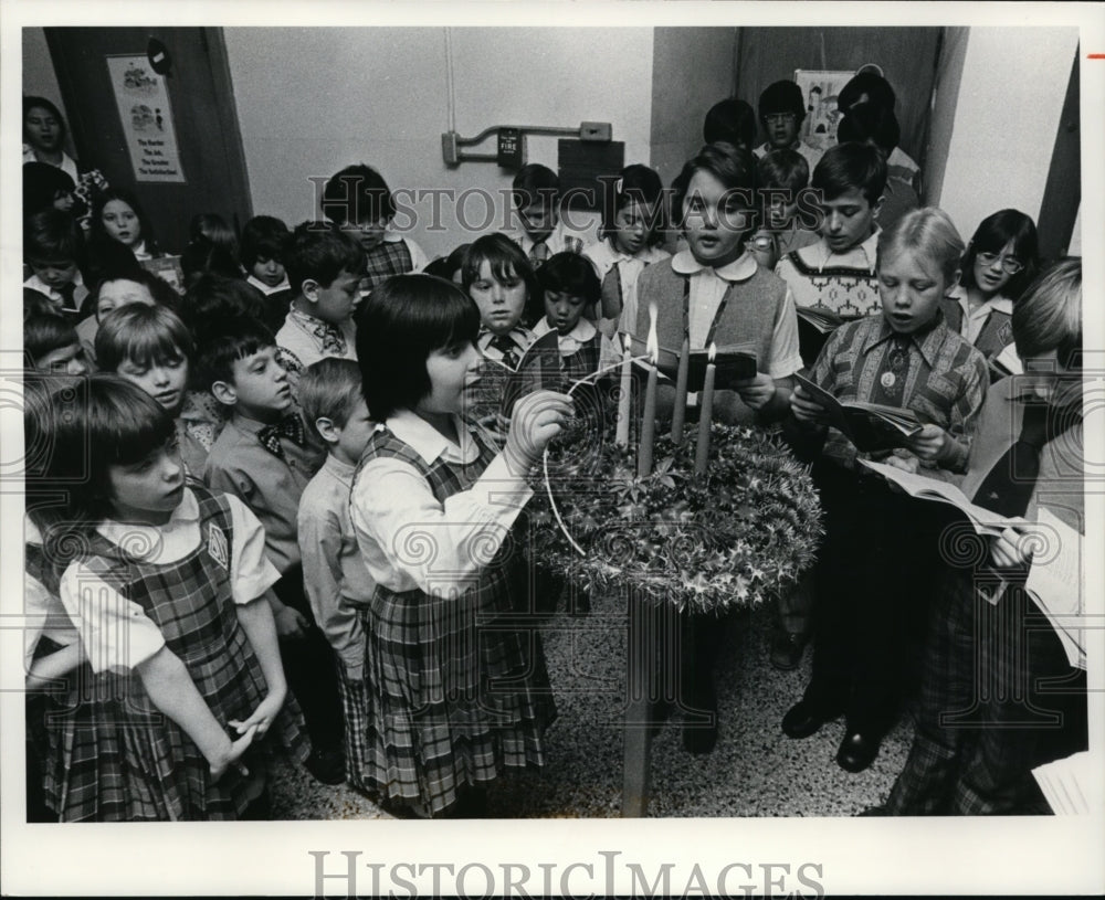 1976 Press Photo An Advent Ceremony Held at Our Lady of Mount Carmel School - Historic Images