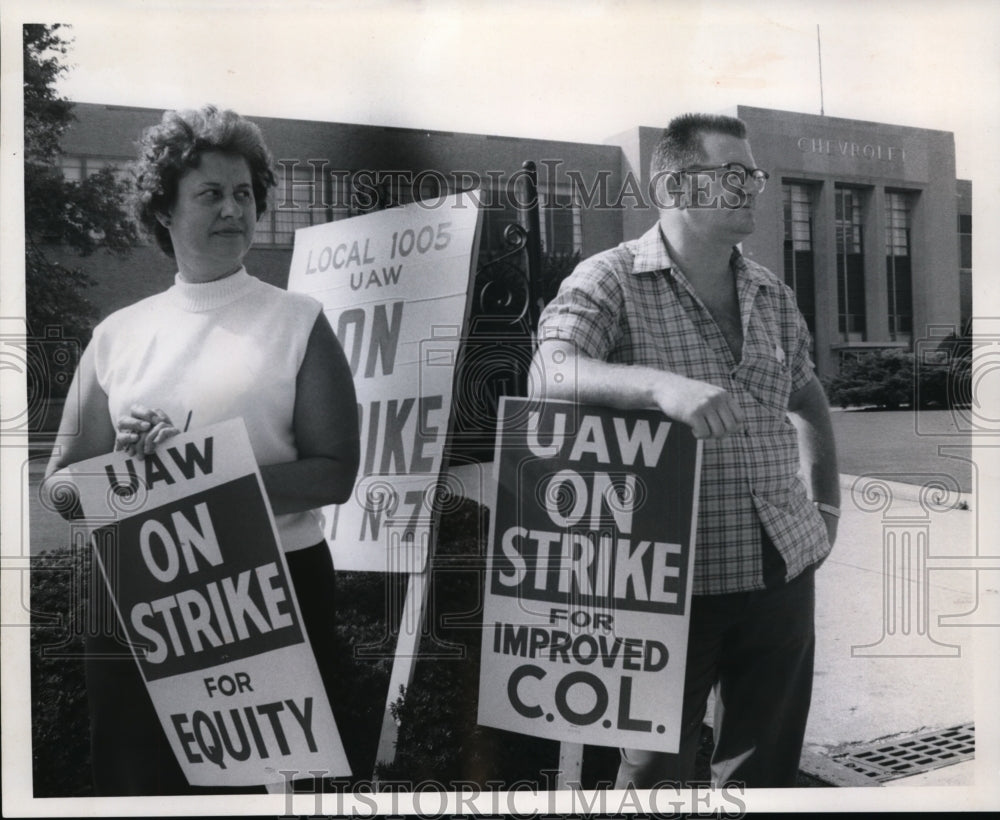 1970 Press Photo Pickets at Chevy plant-Brookpark Road - cvb13307 - Historic Images