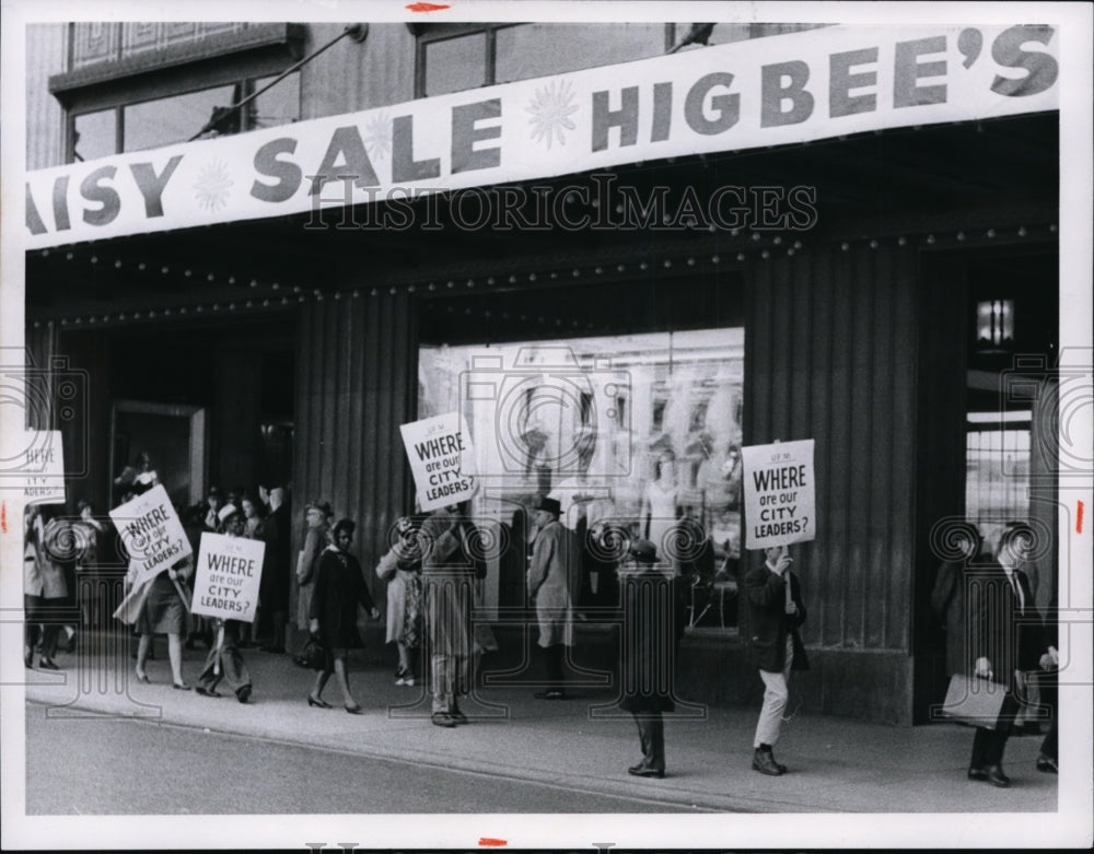 1964 Press Photo Pickets in front of Highbee&#39;s Co. - cvb13333 - Historic Images