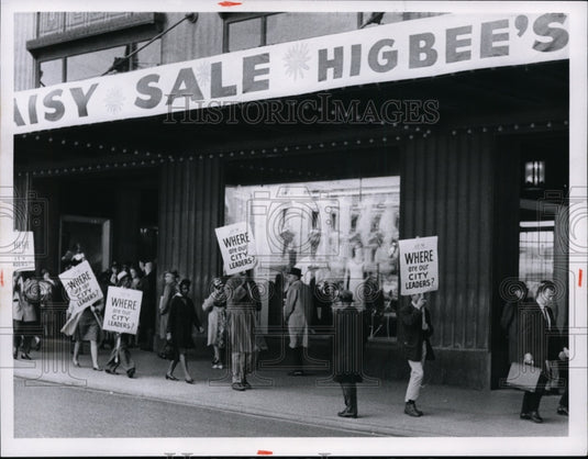 1964 Press Photo Pickets in front of Highbee's Co. - cvb13333 - Historic Images