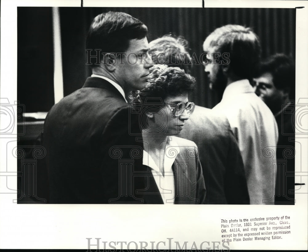 1988 Press Photo Mary Jenks with attorney John Pyle, left &amp; Dale Madison (back) - Historic Images