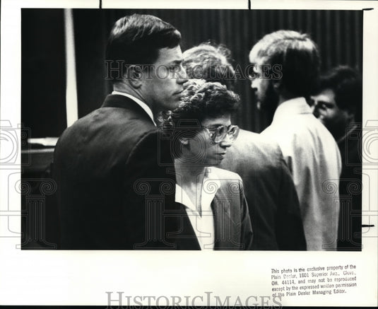 1988 Press Photo Mary Jenks with attorney John Pyle, left & Dale Madison (back) - Historic Images