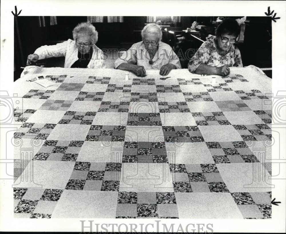1985 Press Photo Ladies quilting at Boston Heights Village Hall - cvb13354 - Historic Images
