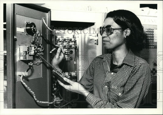 1980 Press Photo Apprentice Electrician Cheryl Camp, one of hundred electrician - Historic Images