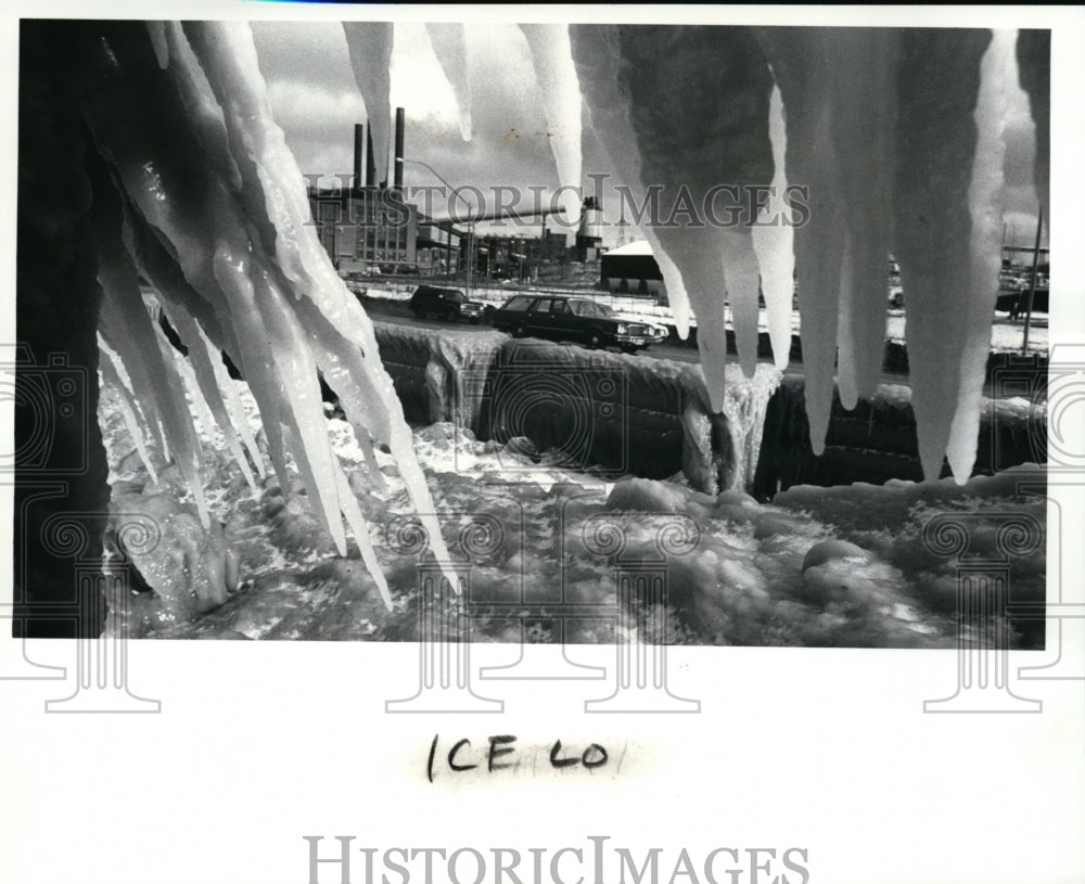 1987 Press Photo East Shoreway Cleveland icicles - cvb13373 - Historic Images