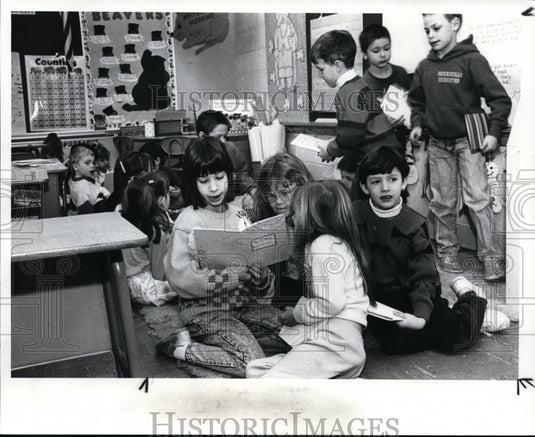 1989 Press Photo Students at Hilton Elementary School, in Brecksville Reading - Historic Images
