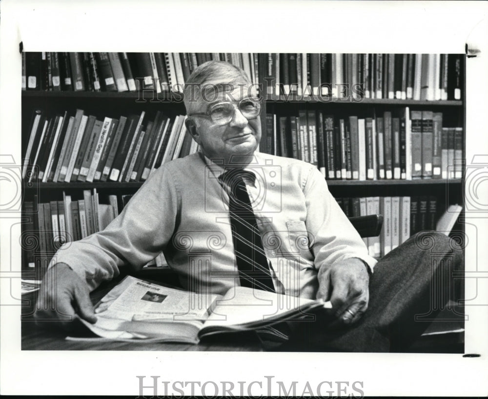 1987 Press Photo Dr. Edward Mortimer, Jr. MD-CWRU medical school - cvb13410 - Historic Images