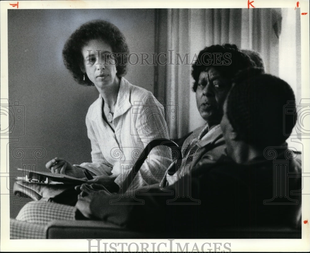 1979 Press Photo Marcia Jean Wiggs talks with residents at Wilson Highrise - Historic Images