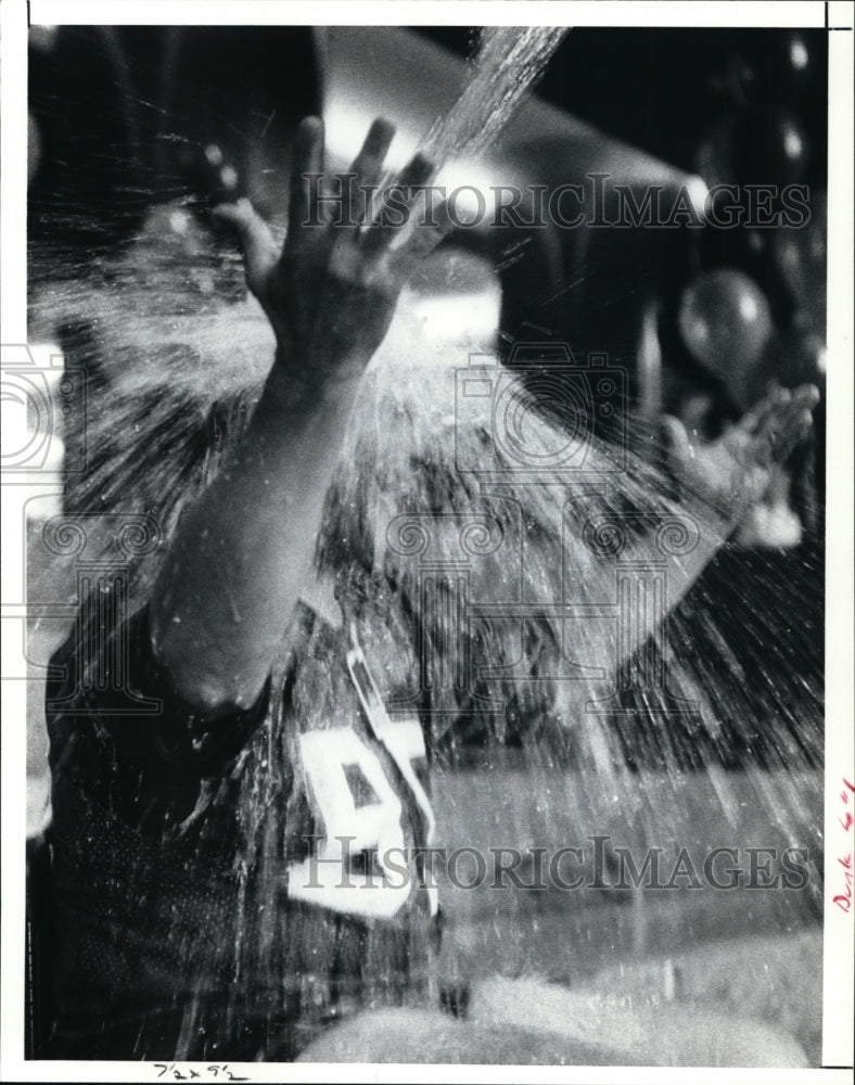 1991 Press Photo BP Oil President John McDonald takes a bath to raise money - Historic Images