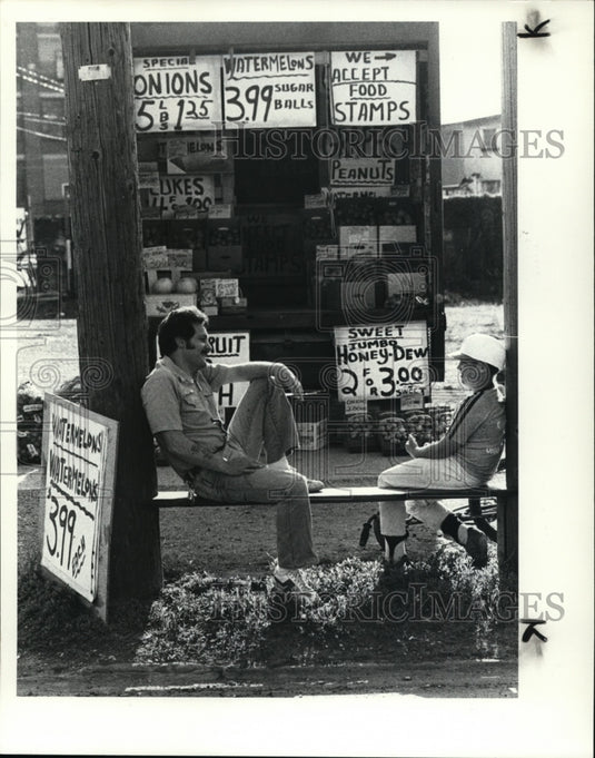 1984 Press Photo Frank Lond Rico with Bryan Stronko,11 at his stand in E,55 St - Historic Images