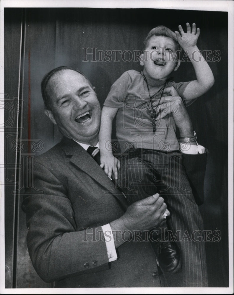 1970 Press Photo Henry J. Nave, Chairman of Gilft Corp Hoists Robby Roff - Historic Images