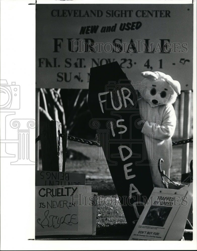 1990 Press Photo Chris Kramarczyk- protest the Sight Center&#39;s fur sale - Historic Images