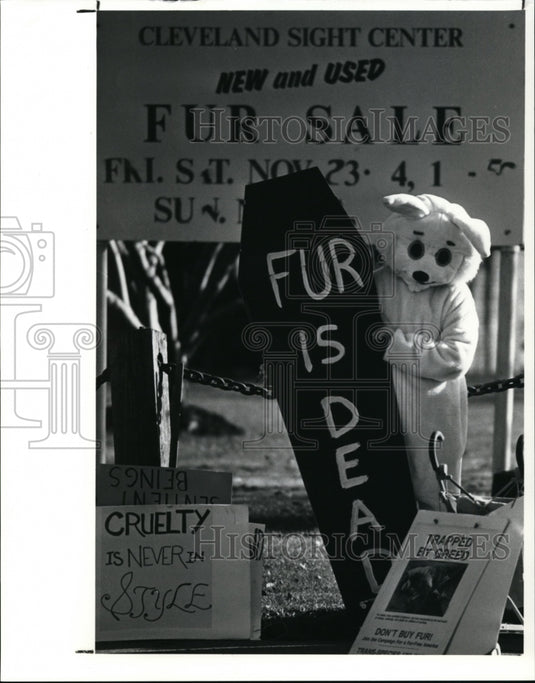 1990 Press Photo Chris Kramarczyk- protest the Sight Center's fur sale - Historic Images