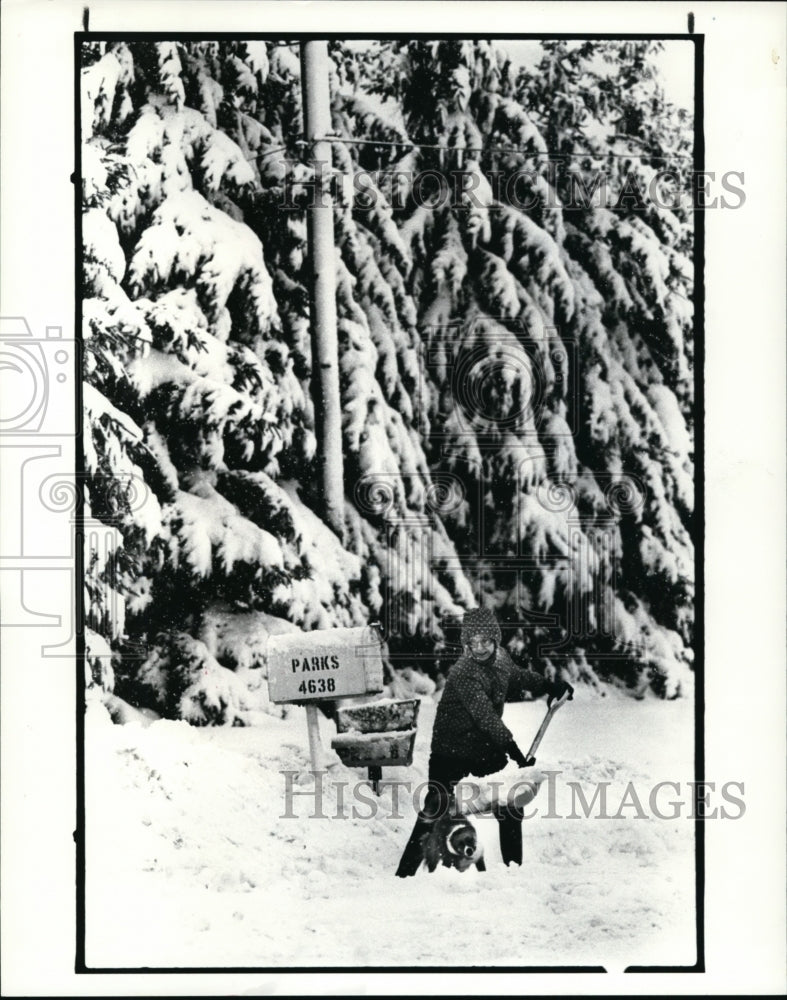 1985 Press Photo Margie Parks, Shovels her driveway on Colorado Ave. - cvb13537 - Historic Images