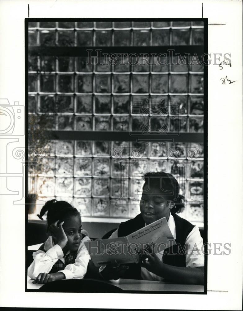 1991 Press Photo Aisha Washinton reads to her sister Ayanna - cvb13575 - Historic Images