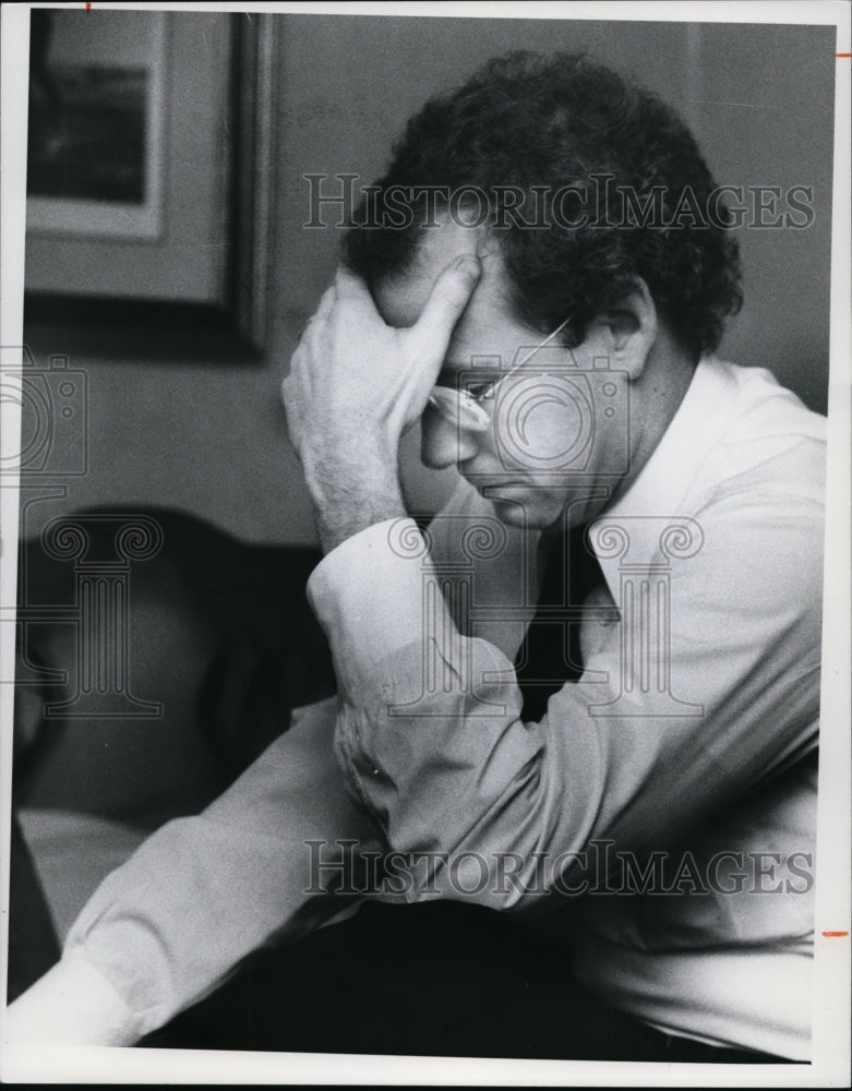 1977 Press Photo Edward Feighan on election night listening to results - Historic Images