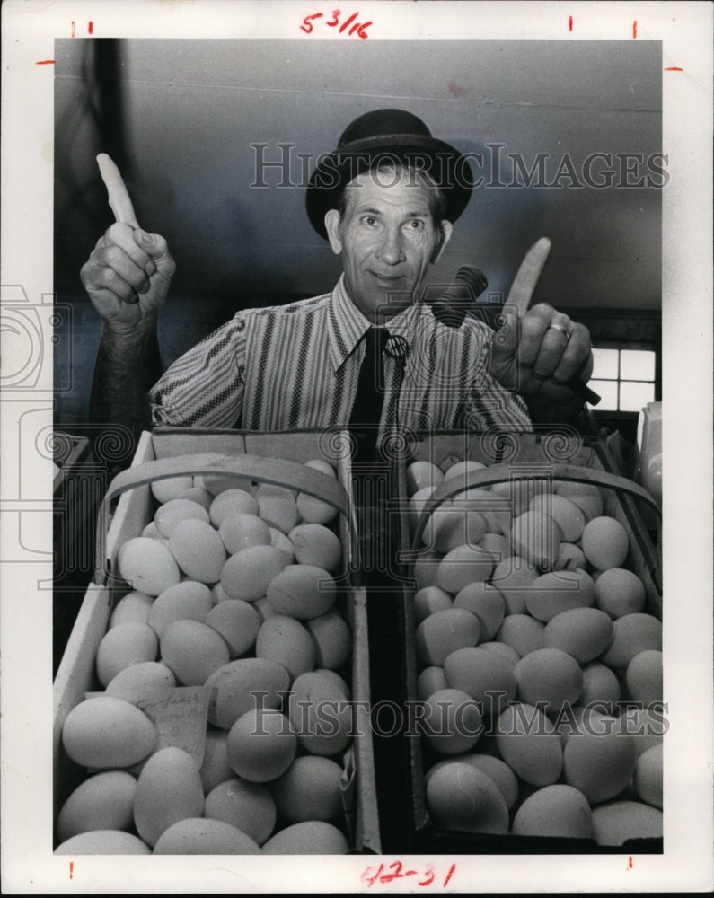 1974, Roy Leach, auctioneer at Aurora - cvb13635 - Historic Images