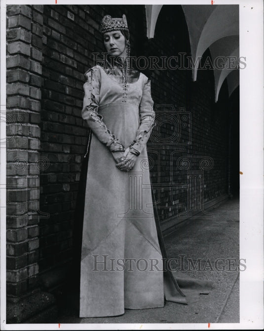 1974 Press Photo Jo Farwell in Hamlet a Playhouse production - cvb13646 - Historic Images