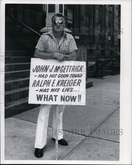 1972 Press Photo Tex Reigle-picket - cvb13716 - Historic Images