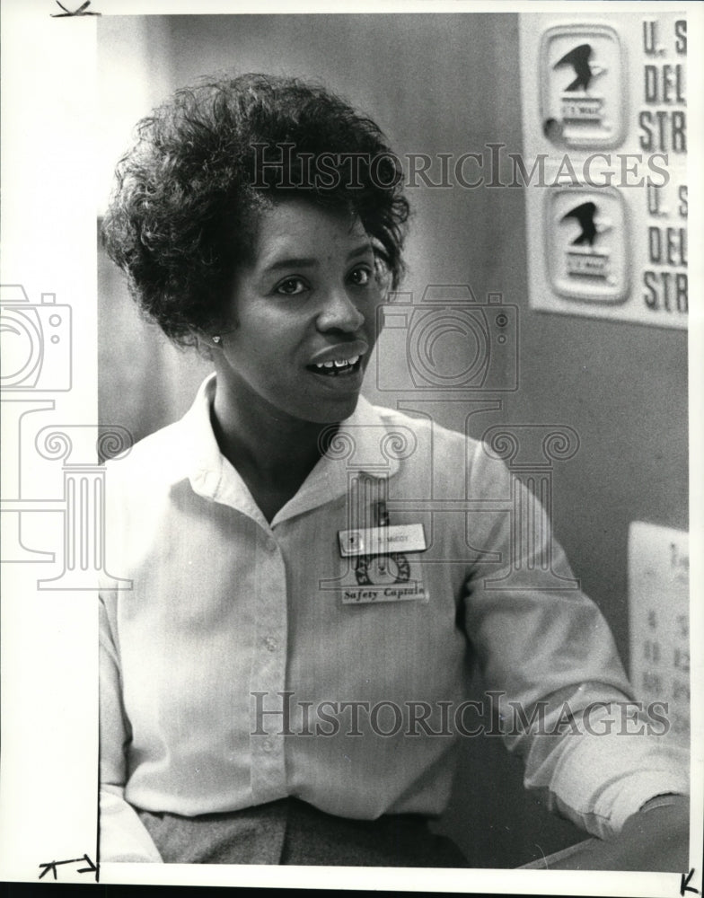 1983 Press Photo Shirley Parker McCoy, US Postal Worker- Rose Bowl Parade - Historic Images