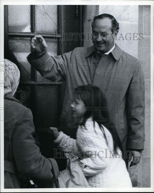 1973 Press Photo Memorial School Principal Basilone holds door for student - Historic Images