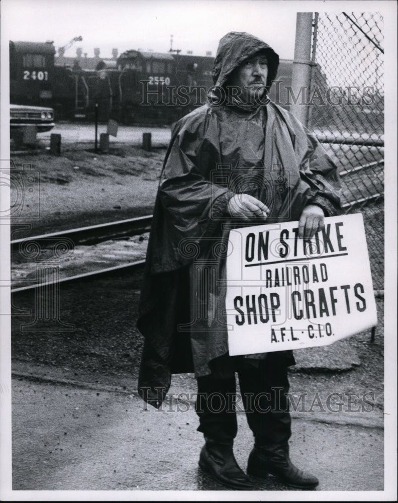 1970 Press Photo Joe Dauner, strike on Railroad Shop Crafts - cvb13733 - Historic Images