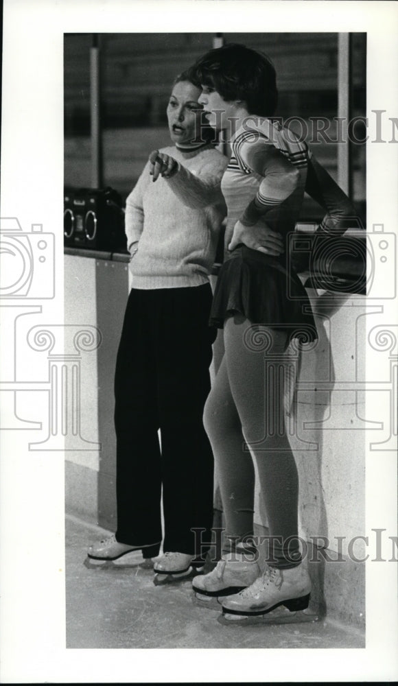 1982 Press Photo Carol Heiss Jenkins points out problems for Lori Murphy - Historic Images