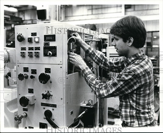 1988 Press Photo Scott Calaway, Field Service Engineer for Avtron Company - Historic Images