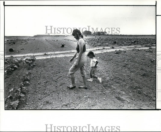 1988 Press Photo Alicia Vega & Angelina walk to the fields filled with cucumbers - Historic Images