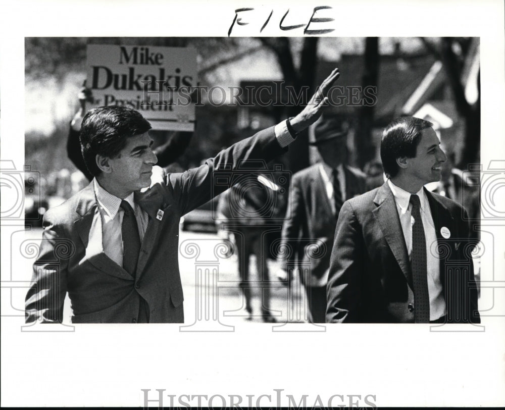 1988 Press Photo Michael Dukakis waves to crowd at Polish Constitution Day parad - Historic Images