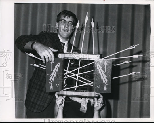 1968 Press Photo Art Thomas & Jane Scott of Cudell Magic Club - cvb13891 - Historic Images