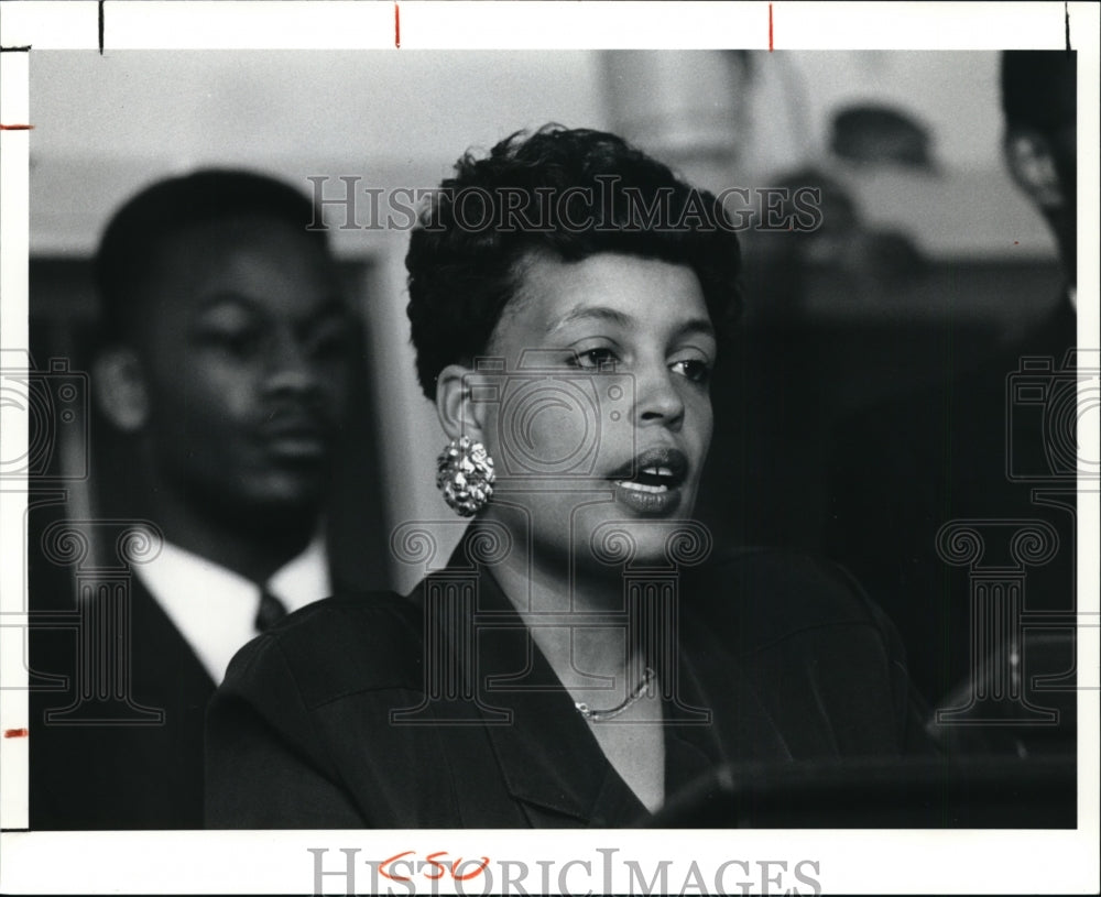 1991 Press Photo Academics All-American Team Member speaks on her enrollment - Historic Images
