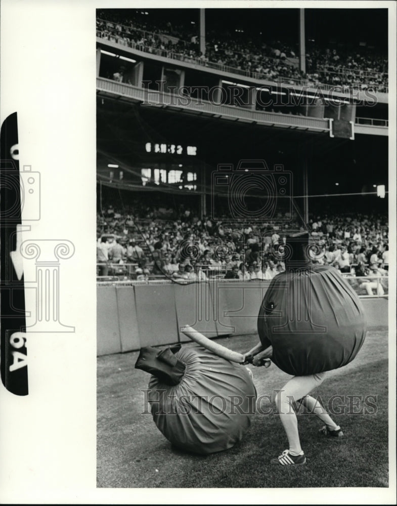 1981, Plum mascot Beating NY&#39;s Big Apple mascot - cvb13934 - Historic Images