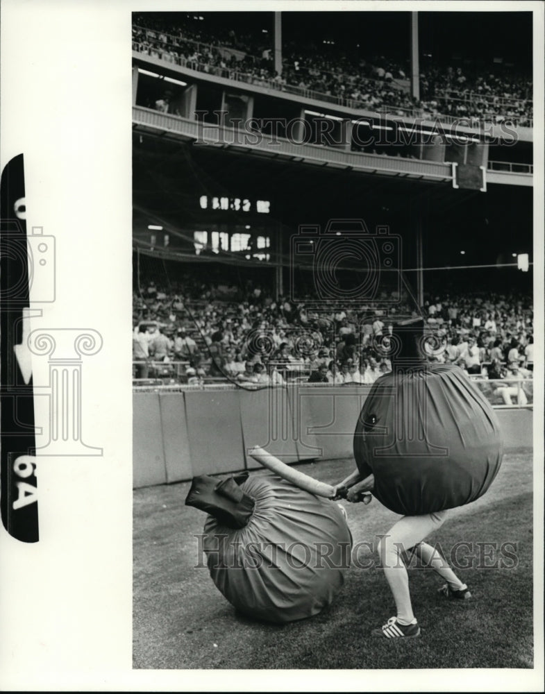 1981, Plum mascot Beating NY's Big Apple mascot - cvb13934 - Historic Images