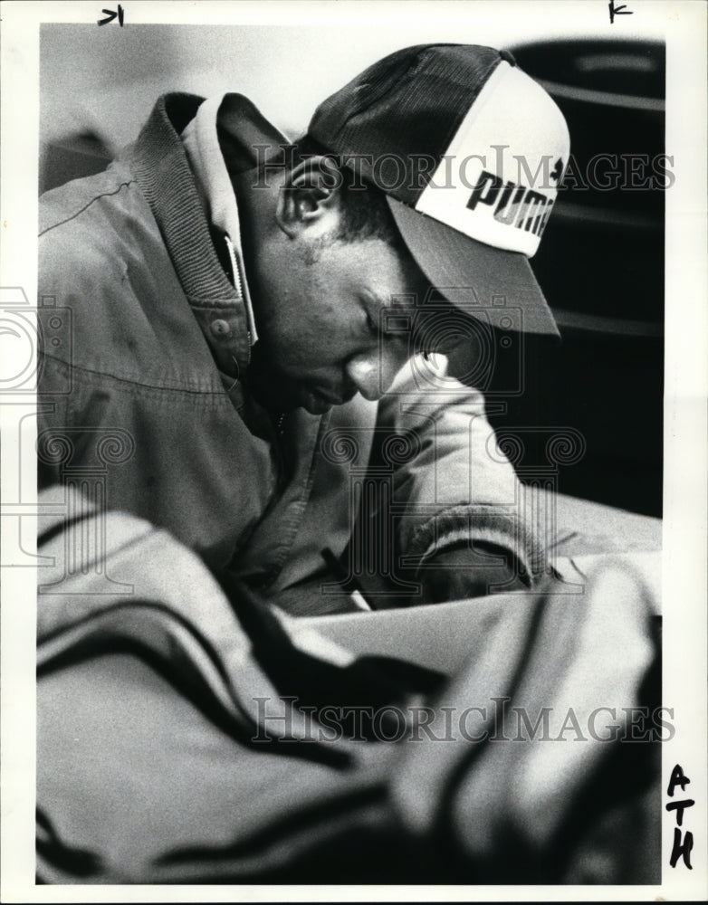1985 Press Photo Clinton Ransey, studies at CSU study hall for athletes - Historic Images