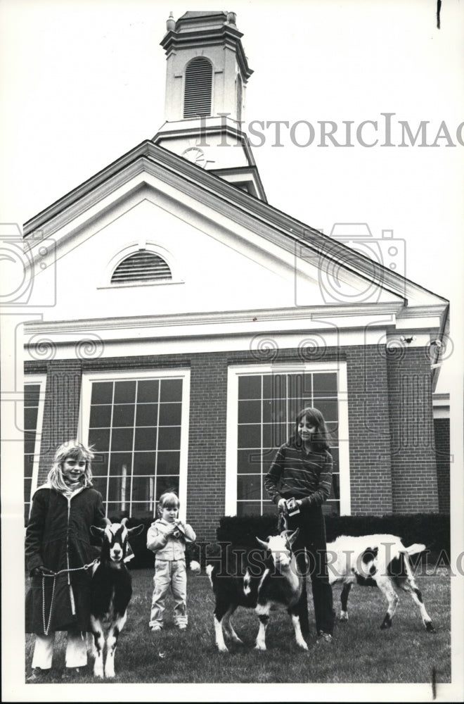 1983 Press Photo Garfield Memorial United Methodist Church and kids raise funds - Historic Images