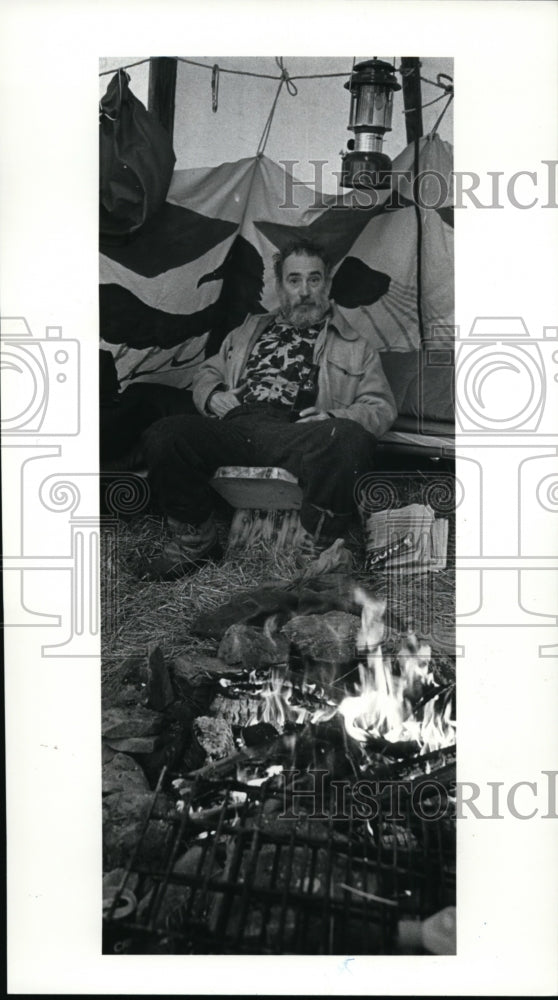1986 Press Photo Ed Schwartz relaxes in the Tee Pee - cvb14016 - Historic Images