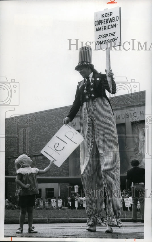 1975 Picketing Copperweld Steel Employees-Historic Images