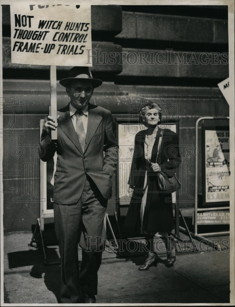 Press Photo Cleveland pickets - cvb14098 - Historic Images