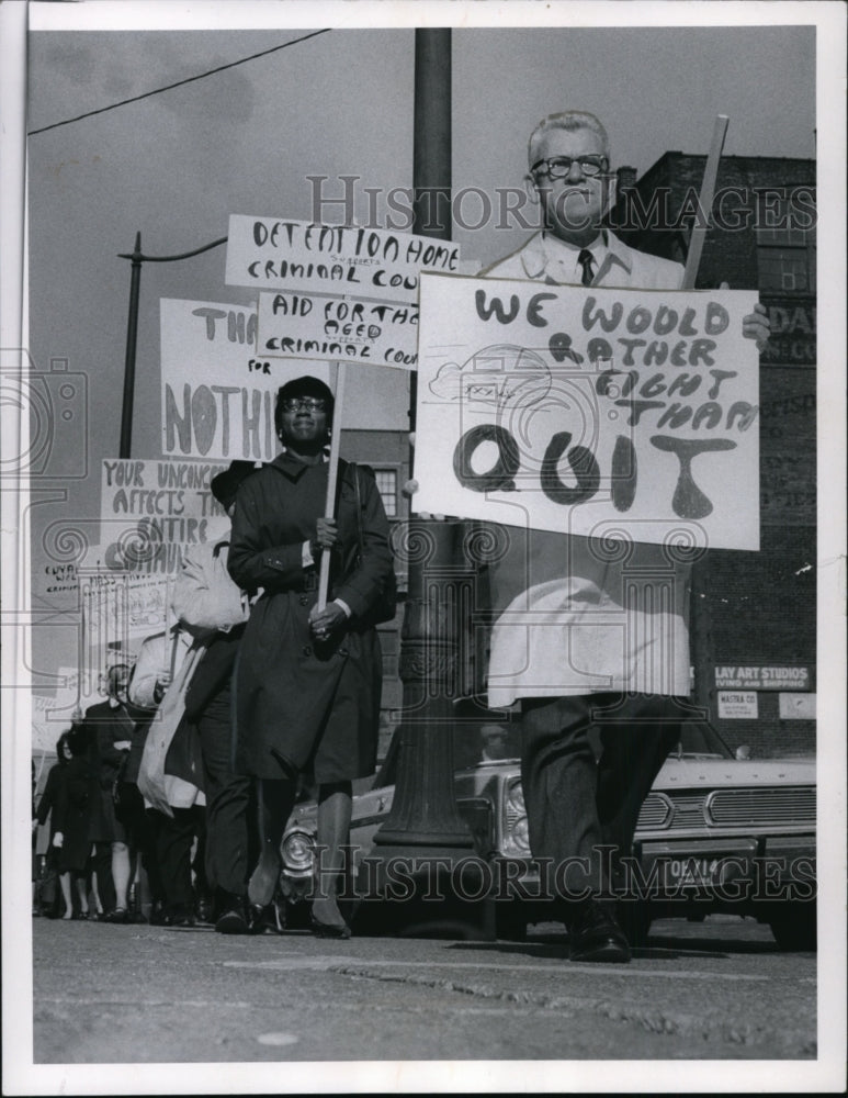 1966 Press Photo Pickets at Criminal Courts Building - cvb14101 - Historic Images