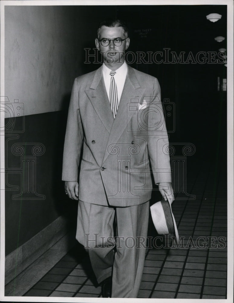 1954 Press Photo Dr. Steve Sheppard arrives at McArthurs office - cvb14141 - Historic Images