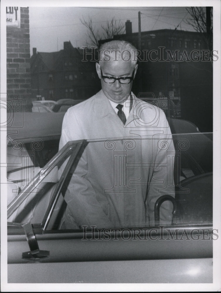 1966 Press Photo Dr. Steve Sheppard at Car leaves trail - cvb14144 - Historic Images