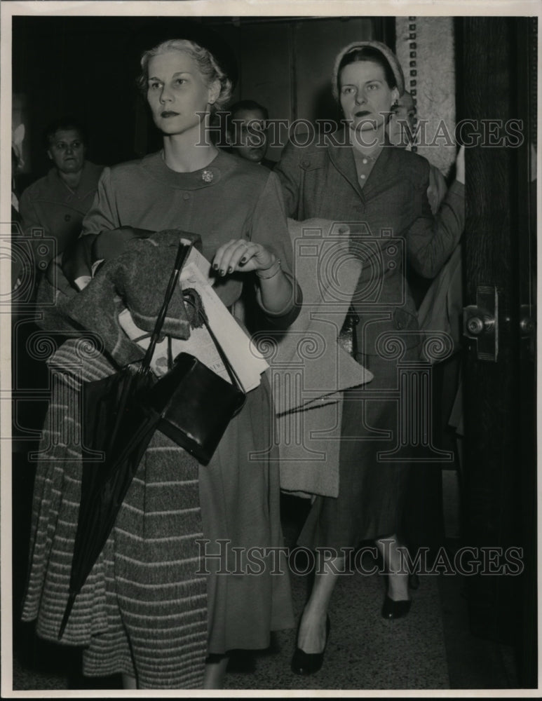 1954 Press Photo Dr. Richard & Dr. Steve's Wive, leave court forced out by judge - Historic Images