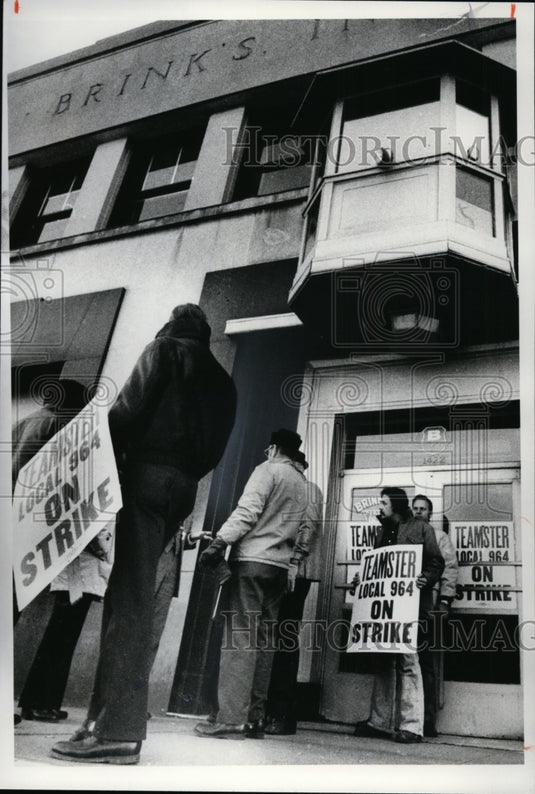1976, Brink's Inc., 1422 Superior Cleveland-strike - cvb14178 - Historic Images