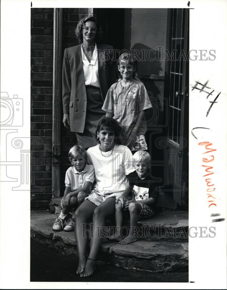 1991 Press Photo Kim Reynolds with children - cvb14212 - Historic Images